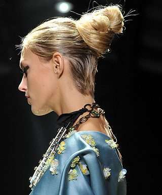 Зачіски з подіуму: зібране волосся