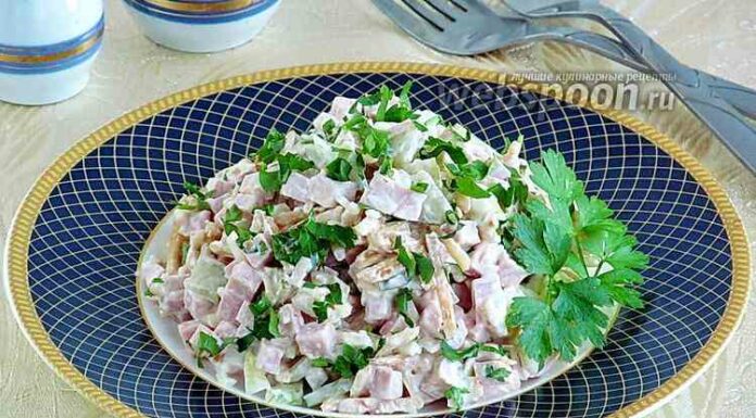 Пікантний салат з ковбасою, солоним огірком і яблуком