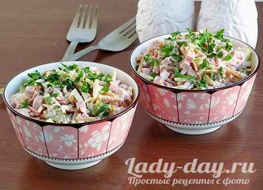 Салат з вареної ковбаси з солоним огірком і яблуками-відлітає зі столу в першу чергу