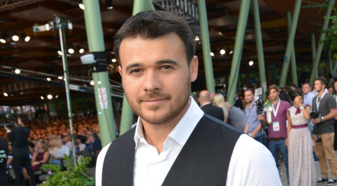 Зміна підростає: емін агаларов вчить молодшу дочку грати на фортепіано