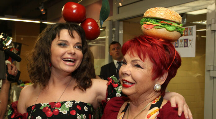 » насолоджуйтесь життям!»: 75-річна мама королевою в леопардовій блузі запалила біля фонтану