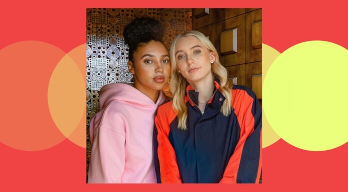 Поява Пейдж Бьюкерс і Аззі Фадда в подкасті”близькі друзі”