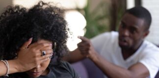 Cómo detener las constantes críticas de tu pareja y recuperar tu confianza